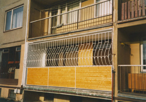 Sicherheits und Schmuckgitter - Balkons in einer prager Wohnung